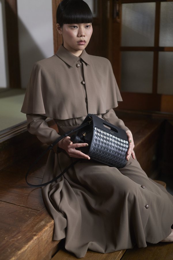 SAKE VIAGGIO を持つ女性